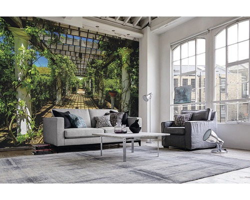 Helles Wohnzimmer mit Fototapete, Sofa, Sessel und Teppich