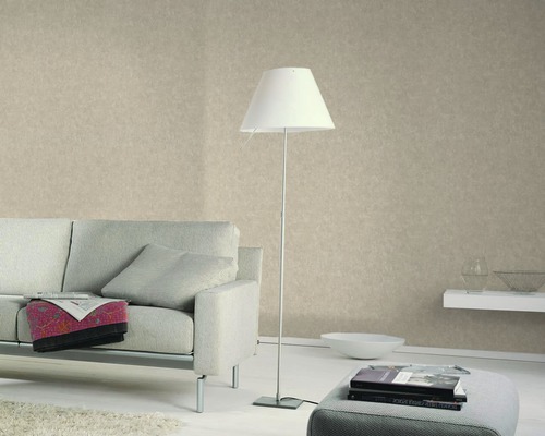 Wohnzimmer mit Sofa, Stehlampe und gemusterter Tapete für eine gemütliche Atmosphäre.