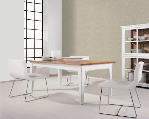 Helles Esszimmer mit Holztisch, Stühlen und Geschirrschrank