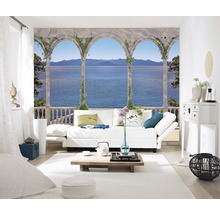 Wohnzimmer mit Fototapete mit Landschaftsmotiv, die eine Veranda mit Blick auf das Meer zeigt.
