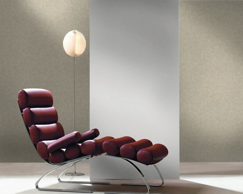 Wohnzimmer mit Sessel und Stehlampe