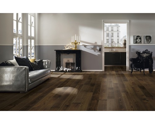 Wohnzimmer mit braunem Holzboden, Sofa und Kamin