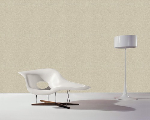 Beige Vliestapete im Raum mit Lampe und Sessel