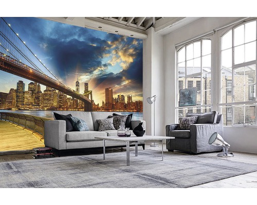 Wohnzimmer mit Fototapete einer New Yorker Skyline mit Brücke