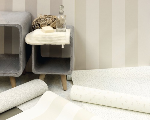 Badezimmer Szene mit gestreifter Tapete, Nachttischen und Tapetenrollen