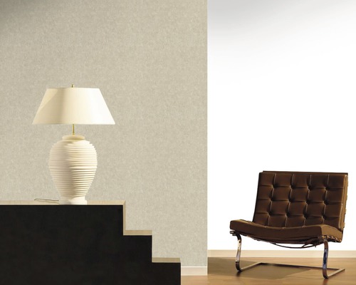 Zimmeransicht mit beiger Tapete, Lampe und Sessel