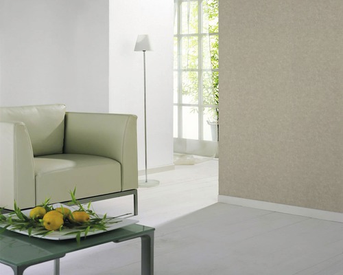 Helles Wohnzimmer mit Sessel, Stehlampe und gemusterter Tapete