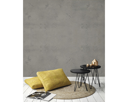 Wohnzimmer mit Kissen, Teppich und Beistelltischen