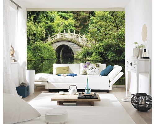Wohnraum mit Fototapete einer Steinbrücke über einen See