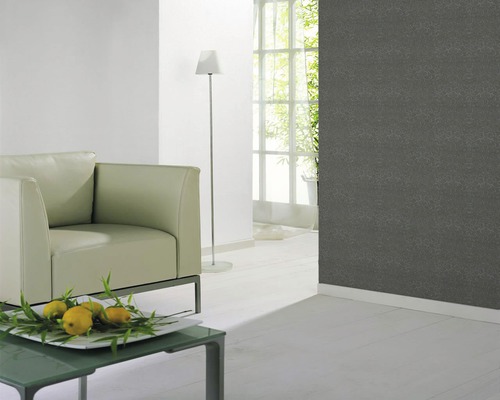 Wohnzimmer mit grauer gemusterter Tapete, Sessel, Stehlampe und Tisch
