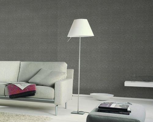 Wohnzimmer mit gemusterter Tapete, Sofa und Stehlampe