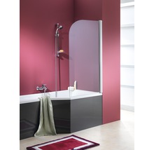 Badezimmer mit Badewanne, Duschabtrennung und Armatur