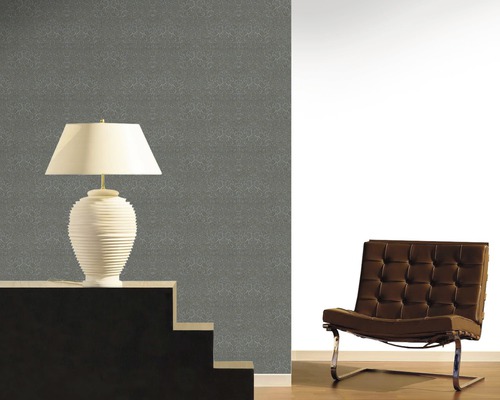 Wohnraum mit gemusterter Tapete, Lampe und Sessel