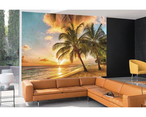 Wandbild mit Palmenmotiv in einem Wohnraum mit Sofa