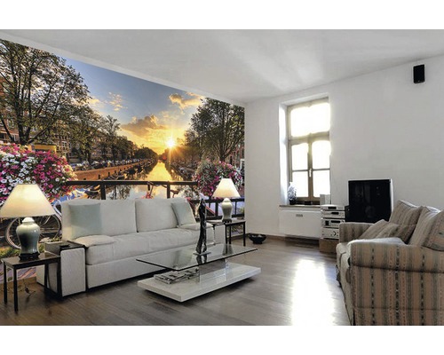 Wohnzimmer mit Fototapete einer Amsterdamer Gracht bei Sonnenuntergang