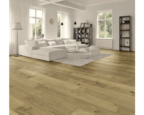 Heller Wohnraum mit Eichenparkettboden, Sofa, Bücherregal und Fenstern für ein helles und einladendes Ambiente.
