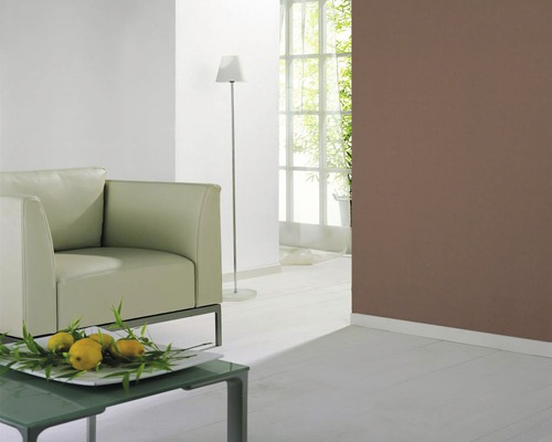 Helles Wohnzimmer mit Sessel, Stehlampe und Fenster