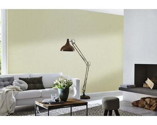 Wohnzimmer mit Sofa, Stehlampe und Wandgestaltung