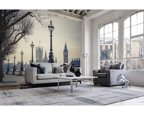 Wohnzimmer mit Fototapete London, Sofa, Sessel, Teppich und Tisch