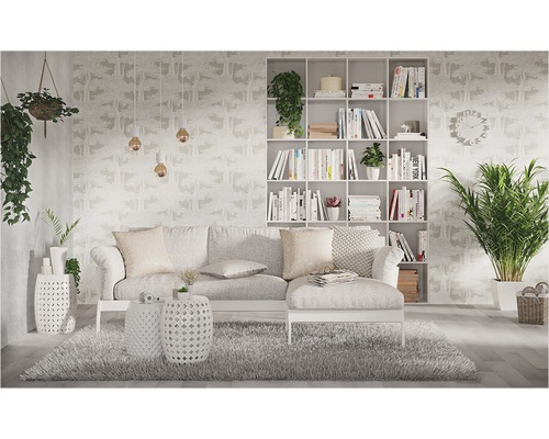 Wohnzimmer mit Sofa, Bücherregal und dekorativen Elementen für eine gemütliche Atmosphäre.