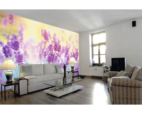 Wohnzimmer mit Fototapete Lavendel und Möbeln