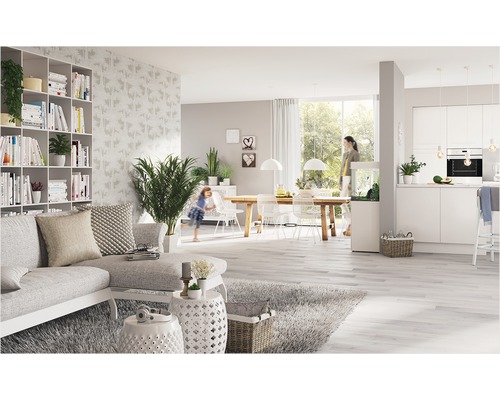 Helles Wohnzimmer mit Sofa, Esstisch und Bücherregal