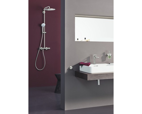 Modernes Badezimmer mit Duschsystem und Waschtisch