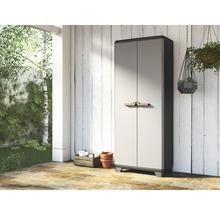Gartenschrank aus Kunststoff mit zwei Türen vor einer Holzwand
