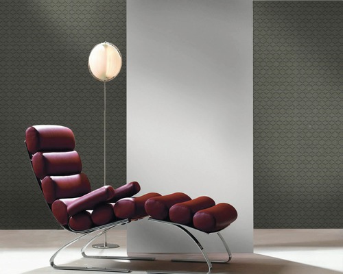 Interieuransicht mit Sessel, Stehlampe und gemusterter Tapete.