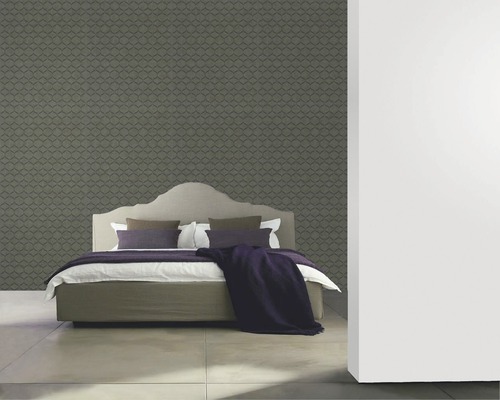 Schlafzimmer mit Doppelbett und gemusterter Tapete