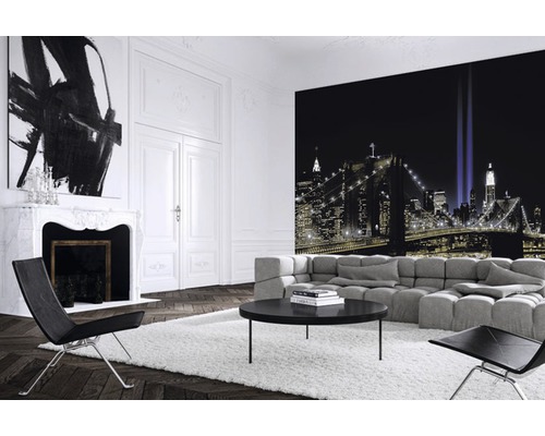 Wohnzimmer mit New York Wandtapete, Sofa, Sessel und Teppich