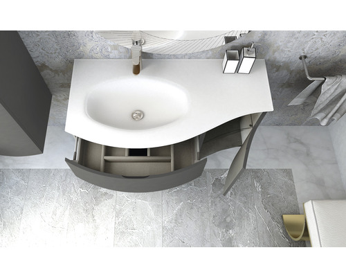 Ansicht von oben auf ein Badezimmer mit Waschbeckenunterschrank, Armatur, Seifenspender und Handtuchhalter