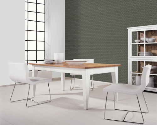 Esszimmer mit Esstisch, Stühlen und Vitrine