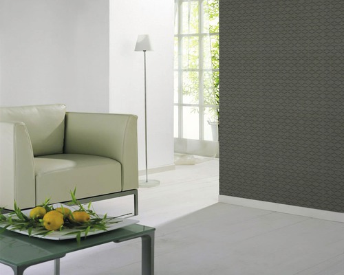 Heller Wohnraum mit Sessel, Stehlampe und gemusterter Tapete