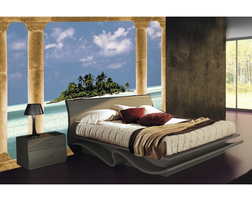 Schlafzimmer mit modernem Bett, Nachttisch und Wandtapete mit Strandmotiv