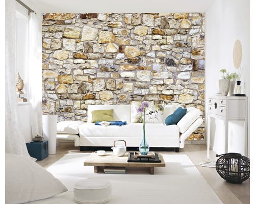 Wohnzimmer mit weißem Sofa und Fototapete in Steinoptik