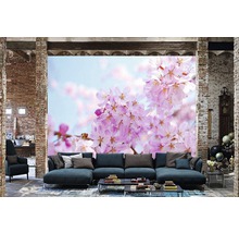 Wohnzimmer mit Fototapete mit Kirschblütenmotiv und Sofa