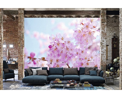Wohnzimmer mit Fototapete mit Kirschblütenmotiv und Sofa
