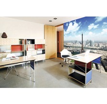 Modernes Büro mit Schreibtischen, Regalen und einer Fototapete mit Parismotiv.