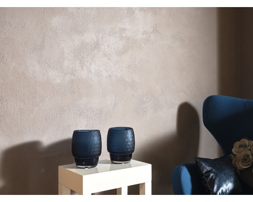 Wohnraum mit Strukturputzwand, zwei dekorativen Vasen und einem Sessel