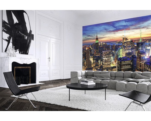 Wohnzimmer mit New Yorker Skyline-Fototapete, Sofa, Teppich und Stühlen
