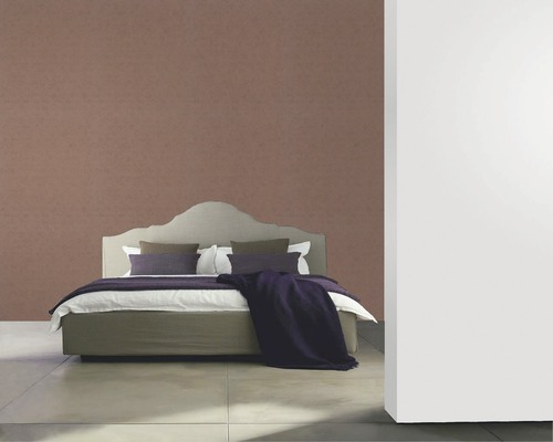 Schlafzimmer mit Doppelbett, Kissen und Überwurfdecke