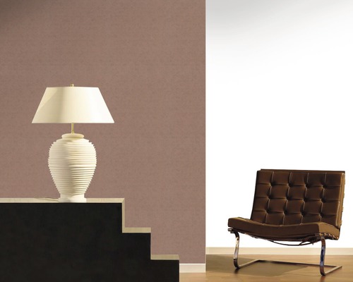 Szene mit einer Tischleuchte auf einem Treppenabsatz und einem Ledersessel