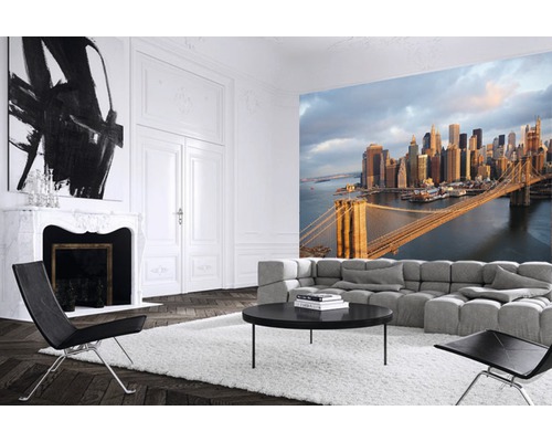 Wohnzimmer mit Fototapete, Sofa, Teppich, Sessel und Kamin