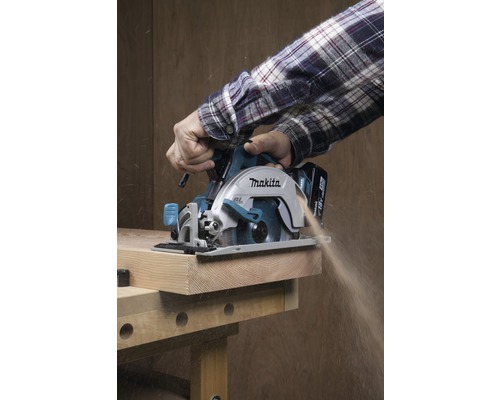 Eine Makita Handkreissäge im Einsatz beim Schneiden von Holz.