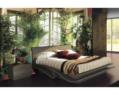 Schlafzimmer mit Bett, Nachttisch und Pflanzen