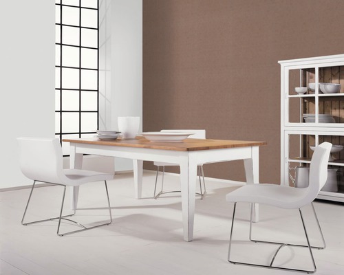 Esszimmer mit Esstisch aus Holz und Stühlen mit Metallbeinen