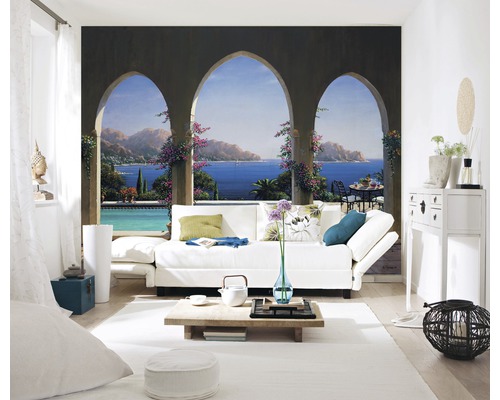 Heller Wohnraum mit Wandbild, Sofa, Tisch und Dekorationsgegenständen.