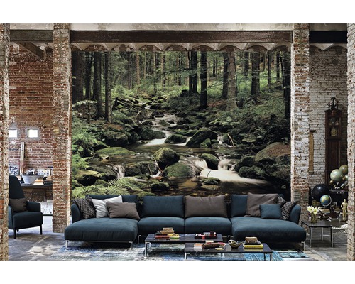 Großes Wohnzimmer mit Fototapete, die einen Wald mit einem Bachlauf zeigt