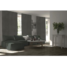 Wohnzimmer mit Sofa, Vorhängen, Tisch und Dekoration